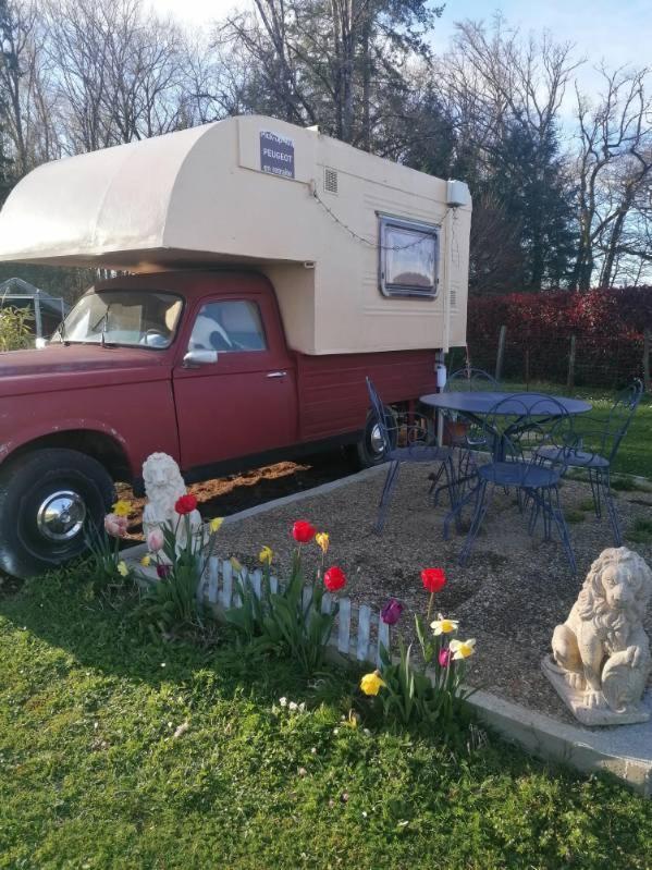Le Pick Up 403 Vintage Camping Oradour-sur-Glane
